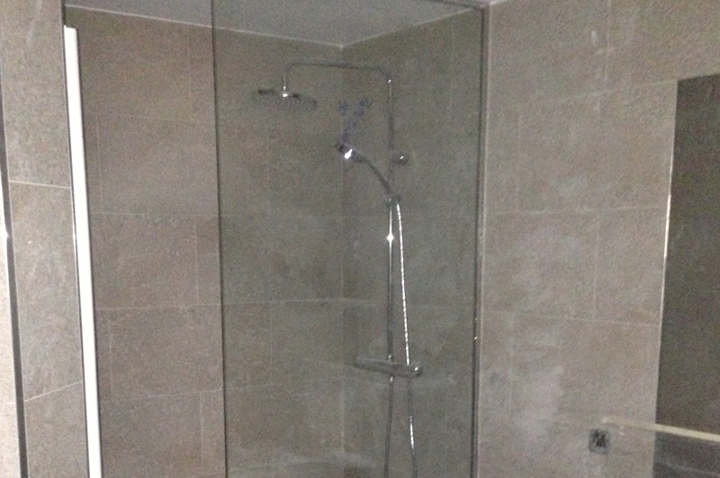 Mampara fija de baño