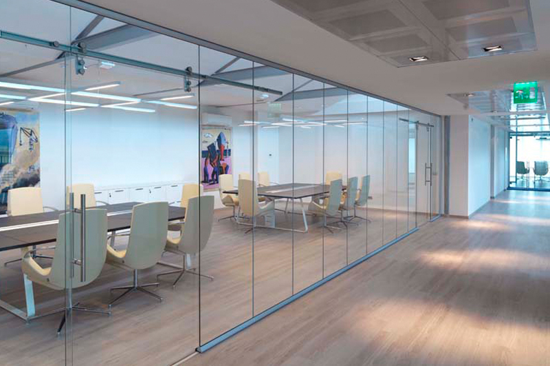 Fijos de vidrio con puerta 
              corredera