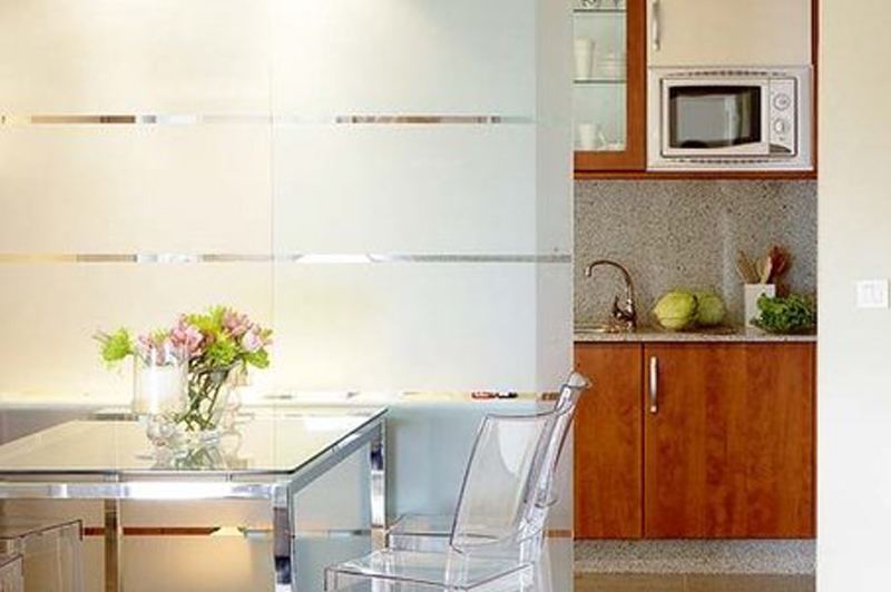 Fijos de vidrio con puerta 
              corredera